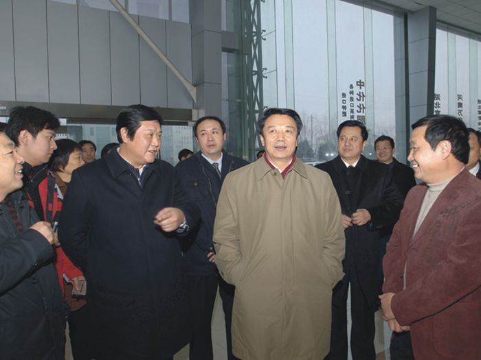 时任中华全国供销合作总社党组书记王君（前排右二）到深夜激情网站集团调研