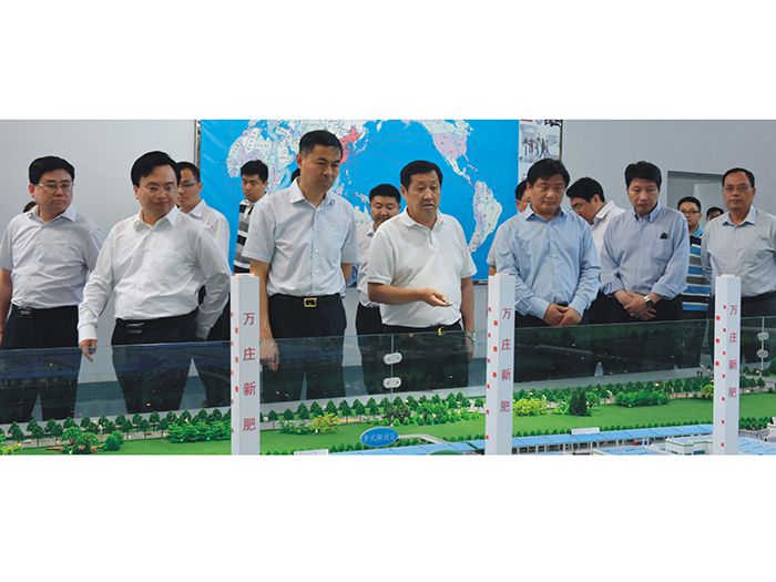 安阳市委书记李公乐（左三）上任伊始即赴深夜激情网站调研