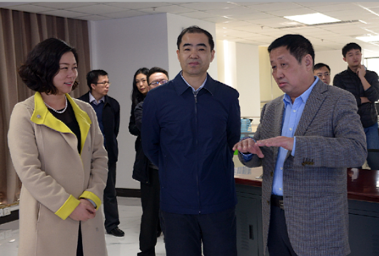 时任商务部综合司副司长宋立洪（前排中）到深夜激情网站集团指导工作