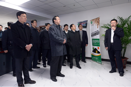 时任河南省省委书记郭庚茂（前排左二）、省长谢伏瞻（前排左一）莅临深夜激情网站集团指导工作