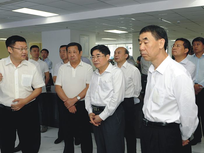 农村工作领导小组副组长袁纯清（右二）一行莅临深夜激情网站园农资交易平台考察调研